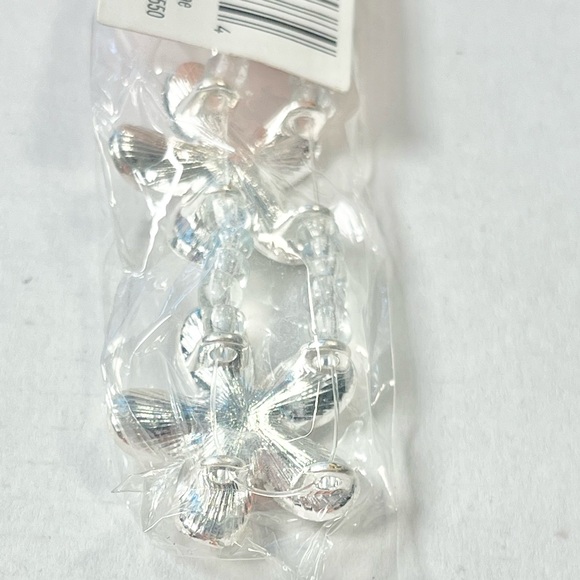 Bliss beads silver plated rhinestones flower sliders and 3 faux silver buttons - Picture 7 of 7